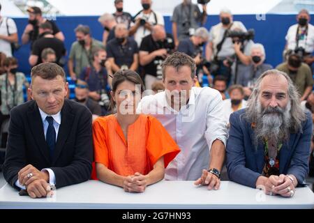 Sylvain Tesson, Marie Amiguet, Warren Ellis, Vincent Munier assistant à la PanThere des Neiges Photocall dans le cadre du 74e Festival international du film de Cannes, France, le 14 juillet 2021. Photo d'Aurore Marechal/ABACAPRESS.COM Banque D'Images