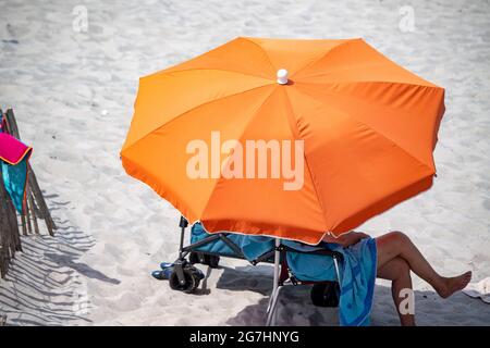 14 juillet 2021, Mecklembourg-Poméranie occidentale, Zingst : un parasol se situe à 26 degrés de température de l'air sur la plage de la mer Baltique. Photo: Stefan Sauer/dpa Banque D'Images