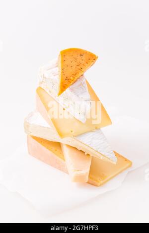 Assortiment de différents fromages sur fond blanc. Fromage à pâte dure, parmesan, brie et piment. Banque D'Images