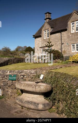 Royaume-Uni, Angleterre, Derbyshire, Tissington, Chapel Lane, Hands Well et Overfield Farm à la jonction de la route Banque D'Images