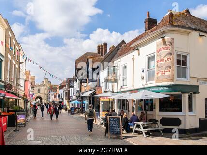 The Cricketers un pub anglais animé sur High Street et St Peter's Street, Canterbury, Kent Angleterre GB Europe Banque D'Images