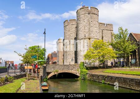 Westgate Towers passerelle médiévale Westgate Gardens et Great Stour River Canterbury Kent Angleterre GB Europe Banque D'Images