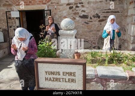 Manisa, Turquie - 04-20-2016:Sanctuaire d'Emre de Yunus, les femmes musulmanes priant Banque D'Images