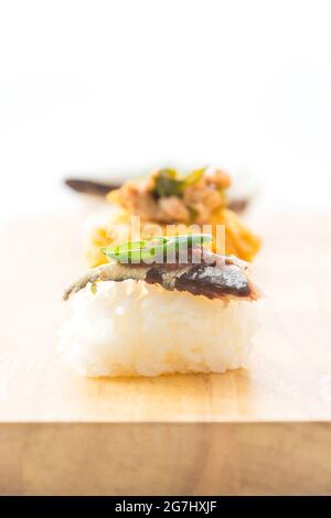 Maquereau frit avec sauce aux pâtes de crevettes Sushi - nourriture fusion Banque D'Images