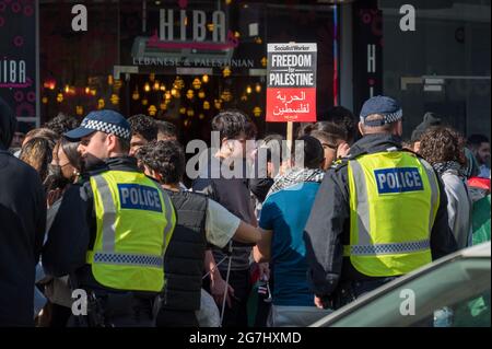 LONDRES - 29 MAI 2021 : des policiers britanniques tiennent la garde lors d'un rassemblement de protestation de la liberté pour la Palestine à Londres Banque D'Images
