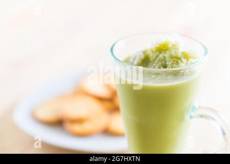 latte de matcha frappuccino sur bois Banque D'Images