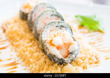 Selective focus point sur le tempura sushi maki en plaque blanche - style Japonais Banque D'Images