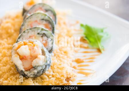 Selective focus point sur le tempura sushi maki en plaque blanche - style Japonais Banque D'Images