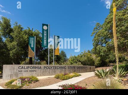 San Luis Obispo, CA, États-Unis - juin 7 2021 : Université polytechnique d'État de Californie. Nom et bannières sur la rue à l'entrée du campus sous ciel bleu. Gree Banque D'Images