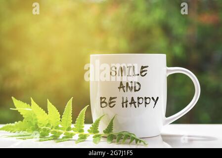 Souriez et soyez heureux des citations inspirantes sur le mug à café Banque D'Images