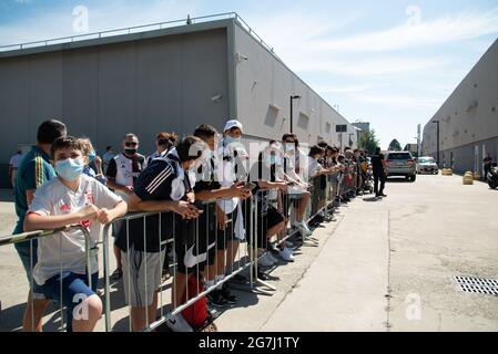 Turin, Italie. 14 juillet 2021. Supporters de Juventus FC au J-Medical avant les visites médicales pour la saison 2021-2022 (photo d'Alberto Gandolfo/Pacific Press) Credit: Pacific Press Media production Corp./Alay Live News Banque D'Images