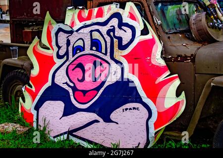 Une mascotte de porc musclée est présentée sur un panneau au Shed Barbeque and Blues joint, le 4 juillet 2021, à Ocean Springs, Mississippi. Banque D'Images