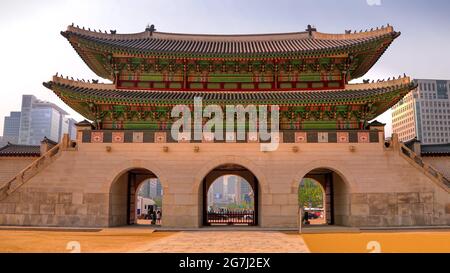 Gwanghwamun est la porte principale et la plus grande du Palais Gyeongbokgung, à Jongno-gu, Séoul, Corée du Sud. Banque D'Images