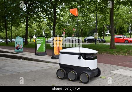 Un robot de livraison Starship à Milton Keynes. Banque D'Images