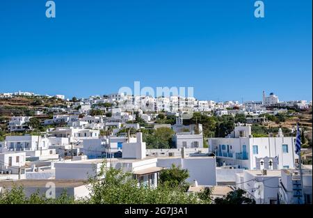 Grèce. Île de Sifnos, ville d'Artemonas, vue du village d'Apollonia Chora. Architecture traditionnelle des Cyclades, bâtiments blanchis à la chaux en amont, ciel bleu de ba Banque D'Images