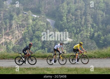 France, 14 juillet 2021. POGACAR Tadej (SLO) de L'ÉQUIPE des Émirats Arabes Unis remporte la scène suivie de VIGEGAARD Jonas (DEN) de JUMBO - VISMA et CARAPAZ Richard (ECU) des GRENADIERS INEOS dans la phase 17 du Tour de France, le mercredi 14 juillet 2021. Le crédit photo devrait se lire: David Stockman/GodingImages Banque D'Images