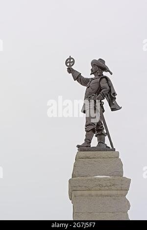 Statue de bronze l'explorateur français Samuel de Champlain, tenant son astrolabe à l'envers, par Hamilton MacCarthy, sur la colline point de Nepean, à Ottawa Banque D'Images