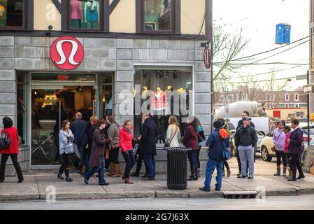 Halifax, Canada - le 29 décembre 2014 : les gens font la queue pour le magasin Lululemon sur Spring Garden Road. Lululemon est un détaillant populaire de vêtements de sport il Banque D'Images
