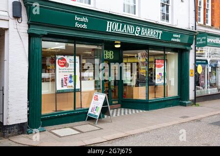 Woodbridge Suffolk UK juin 04 2021 : vue extérieure d'un magasin Holland et Barrett dans le centre-ville de Woodbridge Banque D'Images