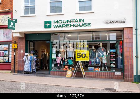 Woodbridge Suffolk UK juin 04 2021 : vue extérieure d'un magasin Mountain Warehouse dans le centre-ville de Woodbridge Banque D'Images