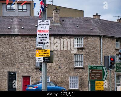 Un panneau fixé à un lampadaire indique que le peuple loyaliste d'Armagh n'accepte pas le Protocole d'Irlande du Nord, qui fait partie du pr du Brexit au Royaume-Uni Banque D'Images