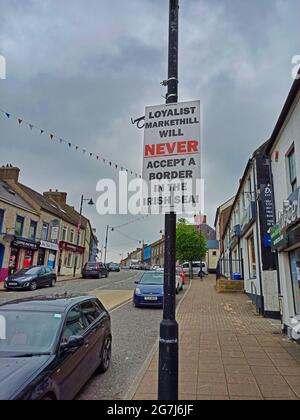 Un panneau fixé à un lampadaire indique que les fidèles de Markethill à Armagh n'acceptent pas le Protocole d'Irlande du Nord, qui fait partie de Th Banque D'Images