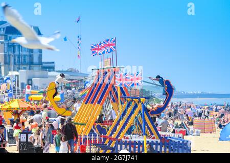 Les vacanciers et les vacanciers affluent vers la station balnéaire de la côte sud de Margate, dans le Kent. Les plages sont bondées et les familles apprécient la ville. Banque D'Images