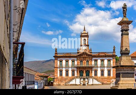 Ancienne place centrale d'Ouro Preto avec ses bâtiments historiques et Monuments d'architecture baroque et coloniale du XVIIIe siècle Banque D'Images