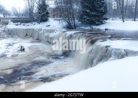 Chute d'eau gelée de Keila-Joa en hiver. Harjumaa, Estonie Banque D'Images