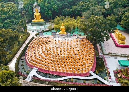 Temple Wat Chak Yai, bouddha d'or et des centaines de moines, à Chanthaburi, Thaïlande, Asie du Sud-est Banque D'Images