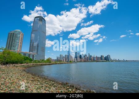 Des bâtiments de grande hauteur se trouvent à côté de la plage de la rivière Hudson, dans le quartier du New Jersey. Banque D'Images
