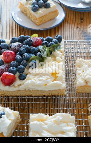 Génoise avec baies fraîches et vue sur le dessus de la crème, en tranches Banque D'Images