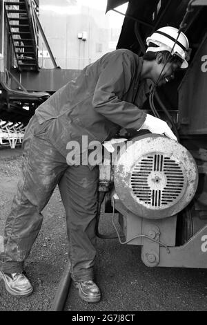 JOHANNESBURG, AFRIQUE DU SUD - 06 janvier 2021: Johannesburg, Afrique du Sud - avril 12 2012- des femmes techniciens vérifient l'équipement au Coal Burning Power Stat Banque D'Images