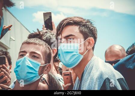 Paulo Dybala de Juventus FC arrive à J-Medical à Turin pour les visites médicales avant la saison 2021-202 Banque D'Images