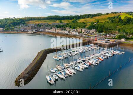 Vue aérienne du drone du village de Port Bannatyne sur l'île de Bute, Argyll et Bute, Écosse, Royaume-Uni Banque D'Images