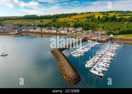 Vue aérienne du drone du village de Port Bannatyne sur l'île de Bute, Argyll et Bute, Écosse, Royaume-Uni Banque D'Images