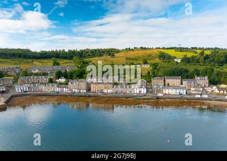 Vue aérienne du drone du village de Port Bannatyne sur l'île de Bute, Argyll et Bute, Écosse, Royaume-Uni Banque D'Images