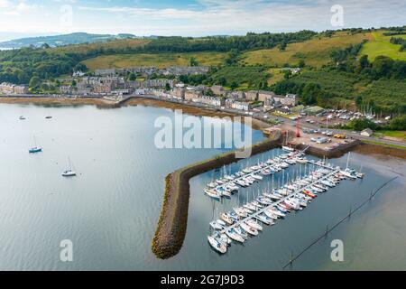 Vue aérienne du drone du village de Port Bannatyne sur l'île de Bute, Argyll et Bute, Écosse, Royaume-Uni Banque D'Images