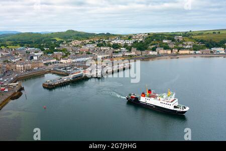 Vue aérienne depuis le drone de Rothesay avec le ferry calédonien MacBrayne Argyle sur l'île de Bute, Argyll et Bute, Écosse, Royaume-Uni Banque D'Images