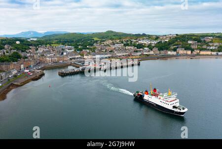 Vue aérienne depuis le drone de Rothesay avec le ferry calédonien MacBrayne Argyle sur l'île de Bute, Argyll et Bute, Écosse, Royaume-Uni Banque D'Images