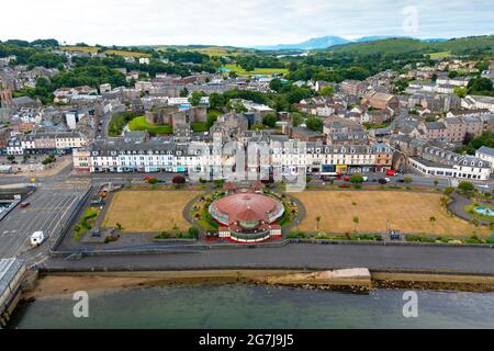 Vue aérienne depuis le drone de l'esplanade et les jardins d'hiver de Rothesay sur l'île de Bute, Argyll et Bute, Écosse, Royaume-Uni Banque D'Images