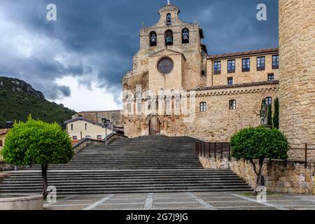 Oña, un village historique de Burgos, dans le nord de l'Espagne. L'église gothique et le monastère San Salvador de Oña sont les principaux sites historiques. Banque D'Images