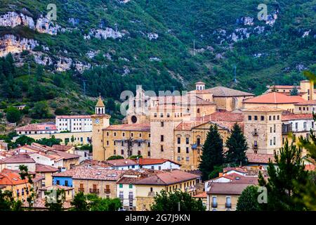 Vue panoramique sur Oña, un village historique de Burgos, en Espagne. Le monastère gothique et l'église San Salvador de Oña sont les principaux sites historiques. Banque D'Images