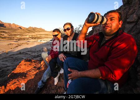 Trois personnes ont observé le paysage au sommet d'une colline au coucher du soleil à Bahia en Kino partie du golfe de Californie ou la mer de Cortez à Hermosillo, Mexique. (Photo par Luis Gutierrez / Norte photo) Tres personas obserban el paisaje en la cima d'un cerro al atardecer en bahia en Kino parte del Golfo de California o Mar de Cortez en Hermosillo, Mexique. (Foto par Luis Gutierrez / Norte photo ) isaac Coronado, Jaqueline Gutierrez, Daniel Hilario Gutierrez Banque D'Images