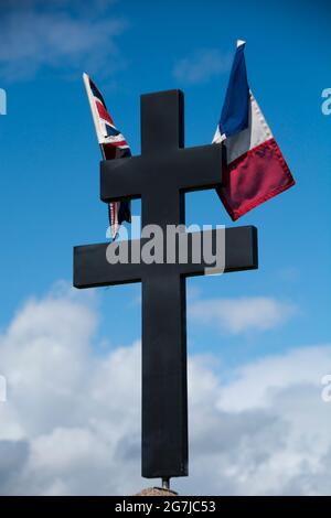 Tricolore français et drapeau britannique avec le symbole Croix de Lorraine de la résistance française de la Seconde Guerre mondiale Banque D'Images