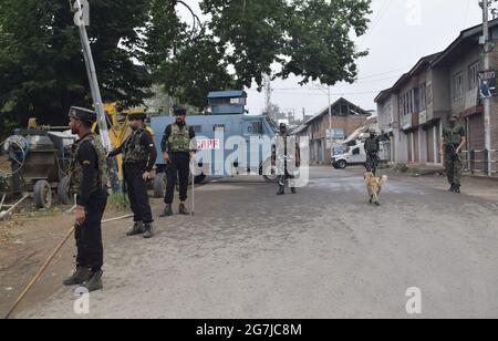 District de Pulwama, Srinagar. 14 juillet 2021. Les forces de sécurité en rencontre dans la ville principale du district de Pulwama. Crédit : CIC de la majorité mondiale/Alamy Live News Banque D'Images