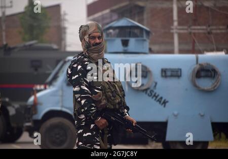 District de Pulwama, Srinagar. 14 juillet 2021. Les forces de sécurité en rencontre dans la ville principale du district de Pulwama. Crédit : CIC de la majorité mondiale/Alamy Live News Banque D'Images