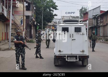 District de Pulwama, Srinagar. 14 juillet 2021. Les forces de sécurité en rencontre dans la ville principale du district de Pulwama. Crédit : CIC de la majorité mondiale/Alamy Live News Banque D'Images