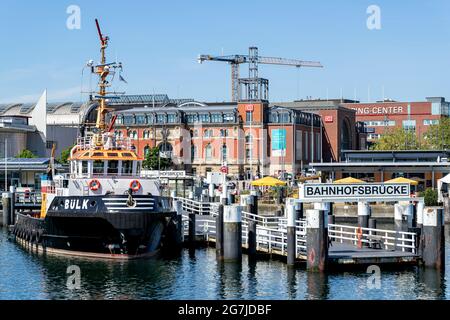 Le pont de la gare avec le bateau à remorqueurs BÜLCK à Kiel, en Allemagne Banque D'Images