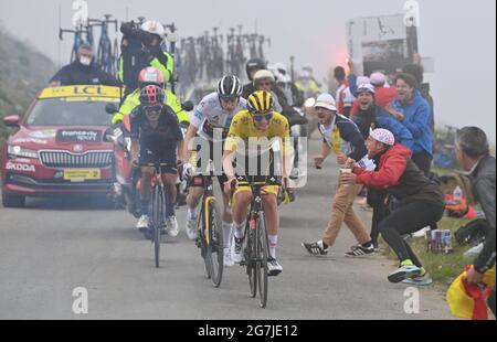 France, 14 juillet 2021. POGACAR Tadej (SLO) de L'ÉQUIPE des Émirats Arabes Unis remporte la scène suivie de VIGEGAARD Jonas (DEN) de JUMBO - VISMA et CARAPAZ Richard (ECU) des GRENADIERS INEOS dans la phase 17 du Tour de France, le mercredi 14 juillet 2021. Le crédit photo devrait se lire: David Stockman/GodingImages Banque D'Images